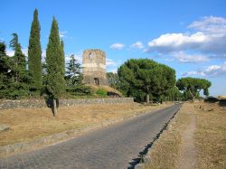 Un tratto dell'Appia antica vicino a Marino (Lazio) - © Nicolò Musmeci - Wikipedia