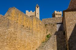 Un tratto delle mura fortificate del castello di Beynac-et-Cazenac, Francia.

