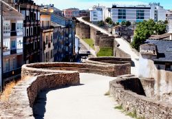 Un tratto delle mura romane di Lugo, Spagna. Costruite tra la fine del III° e l'inizio del IV° secolo d.C., rappresentano oggi un caso quasi unico al mondo: sono infatti completamente ...