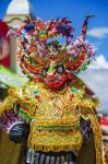 Un uomo vestito con abiti e maschera da diavolo in una festa tradizionale a Oruro, Bolivia.
