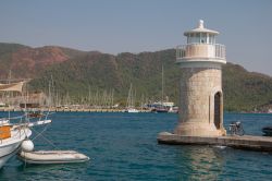 Un vecchio faro con imbarcazioni nella baia di Marmaris, Turchia.

