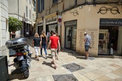 Un vicoletto del centro cittadino di Nimes con gente a passeggio, Occitania (Francia) - © Mike_O / Shutterstock.com