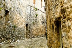 Un vicoletto del villaggio medievale di Anduze, Francia.
