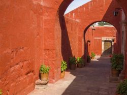 Un vicolo con arcate all'interno del monastero di Santa Catalina, Arequipa, Perù.



