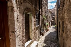 Un vicolo del centro storico di Sermoneta, borgo del Lazio. Completamente circondato da mura poderose, questo villaggio sorge su un colle d'ulivi.
