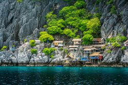 Un pittoresco villaggio costiero sull'isola di Koh Tao, Thailandia. Incastonato fra le pareti rocciose a picco sul mare, questo villaggio è uno dei più caratteristici dell'isola.
 ...