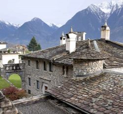 Una antica chiesa nella città di Berbenno, in Valtellina - © Fulcanelli / Shutterstock.com