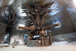 Una antica macchina in legno, utilizzata per l'estrazione del sale: la si può ammirare all'interno di Salina Turda, nel nord della Romania - © ldphotoro / Shutterstock.com ...