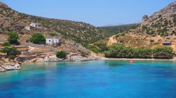 Una baia dell'isola di Schinoussa, Cicladi, Grecia: si trova a 2 km in linea d'aria dalla dirimpettaia Iraklia.



