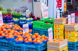 Una bancarella di frutta fresca al mercato di Nara, Giappone - © dimakig / Shutterstock.com
