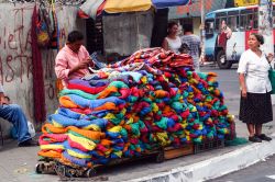Una bancarella di tessuti colorati in una stradina di San Salvador, El Salvador, Centro America. Siamo in una delle vie più trafficate della capitale - © bumihills / Shutterstock.com ...