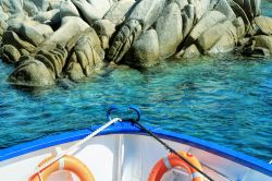 Una barca al porto dell'isola disabitata di Lavezzi, nei pressi di Bonifacio, Corsica.
