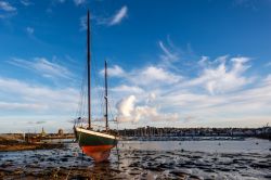 Una barca in secca nei pressi del porto di Camaret-sur-Mer, Bretagna, Francia - © zjtmath / Shutterstock.com
