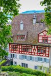 Una bella casa con il tetto rosso nella cittadina di Rapperswil-Jona, Svizzera.
