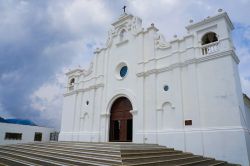 Una bella chiesa nel Comune di Apaneca a El Salvador, Centro America. La chiesa bianca di questo villaggio, che si estende su una superficie di circa 45 chilometri quadrati, è uno dei ...