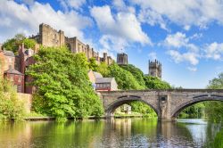 Una bella immagine della città di Durham, Inghilterra: il castello, la cattedrale e il ponte Framwellgate sul fiume Wear.
