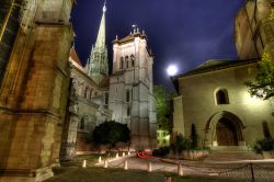 Una bella immagine notturna della cattedrale di San Pietro a Ginevra, Svizzera. Illuminata dalla luce della luna, questa imponente costruzione religiosa è una bella testimonianza di architettura ...
