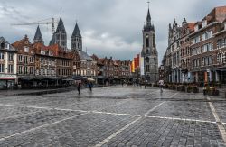 Una bella veduta della Grand Place di Tournai, Belgio, dopo la pioggia - © Werner Lerooy / Shutterstock.com