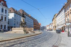 Una bella veduta di Maximilianstrasse nel cuore della cittadina di Augusta, Germania - © Val Thoermer / Shutterstock.com