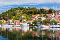Una bella veduta di Skradin (Croazia) con il suo porticciolo sulla costa dell'Adriatico.

