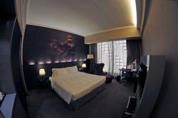 Una camera al Grand Park Orchard Hotel, Singapore. Arredamento moderno, illuminazione soffusa, tessuti e tendaggi pregiati e dipinti di grande impatto per le camere di questo lussuoso hotel ...