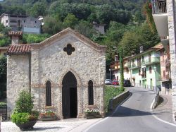 Una cappelletta nel centro di VIgolo in Lombardia  - © I, Ago76, CC BY-SA 3.0, Wikipedia