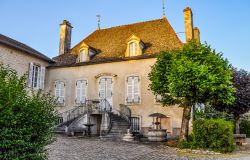 Una casa del centro storico di Meursault, villaggio della Borgogna in Francia