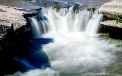 Una cascata al Bull Creek District Park di Austin, Texas. Creato nel 1971, questo parco deve il suo nome al torrente che lo attraversa. E' meta di appassionati di pesca, escursionismo e ...