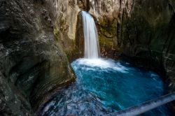Una cascata nel canyon Sapadere a Alanya, Turchia, in inverno. Questa bella località si affaccia sul Mediterraneo nel tratto noto anche come Riviera Turca.

