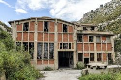 Una centrale idroelettrica abbandonata  Cassibile in Sicilia