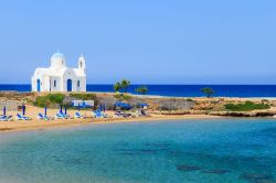 Una chiesa bianca sulla spiaggia di Protaras, vicino a Ayia Napa, isola di Cipro.

