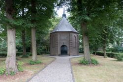 Una chiesa in un parco di Nuenen in Olanda