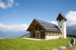 Una chiesa moderna a Champoussin (Val-d'Illiez, Svizzera)