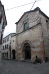Una chiesa nel centro storico di Cantiano nelle Marche - © Press News - CC BY 2.0, Wikipedia