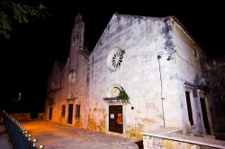 Una chiesetta by night nella città di Komiza, isola di Vis, Croazia. Secondo centro urbano dell'isola, Komiza è un suggestivo borgo di pescatori dal fascino indiscusso: qui ...