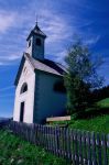 Una chiesetta campestre a Dobbiaco in estate, provincia di Dobbiaco, Trentino Alto Adige.


