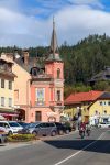Una chiesetta con campanile nella cittadina di Spittal an der Drau, Carinzia, Austria - © Balakate / Shutterstock.com