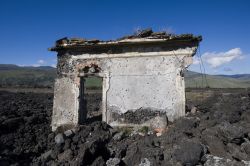 Una colata di lava vicino a Randazzo e i resti di una casa distrutta dall'Etna