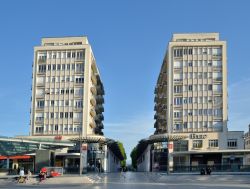 Una coppia di edifici alti nella via dello shopping di Pau, Francia - © oksmit / Shutterstock.com