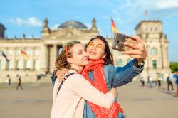 Una coppia gay di fronte al Reichstag di Berlino, la capitale della Germania