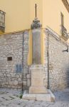 Una croce votiva nel centro storico di Venosa, Basilicata, all'angolo di due strade.
