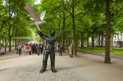 Una delle sculture in Lange Voorhout a L'Aia, Olanda - © lahayestock / Shutterstock.com
