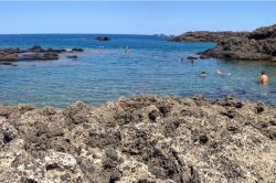 Una delle spiagge della costa nord-occidentale di Ustica in Sicilia - © sbellott / Shutterstock.com