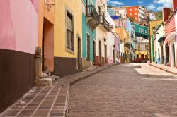 Una delle tipiche stradine di Guanajuato, Messico - © Charles Harker / Shutterstock.com