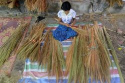 Una donna realizza spazzole da pavimento a Myeik, Myanmar - © amnat30 / Shutterstock.com