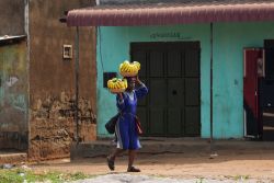 Una donna trasporta banane in una baraccopoli di Kampala, Uganda. Quasi il 40% degli abitanti di questi luoghi ha un reddito mensile inferiore a 1 dollaro - © Oleg Znamenskiy / Shutterstock.com ...