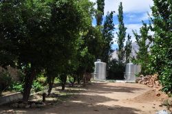Una fabbrica con silos a Pisco Elqui, Cile. Questa cittadina è nota soprattutto per la produzione del liquore pisco, una sorta di acquavite sudamericana prodotta dalla distillazione di ...