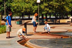 Una famiglia gioca in una fontana al Mud Island Park di Memphis, Tennessee (USA). Situato all'estremità sud dell'isola, questo parco è stato aperto al pubblico nel 1982 ...