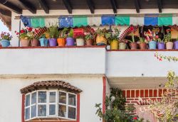 Una fila di vasi colorati sulla terrazza di una casa a Janitzio, Messico.


