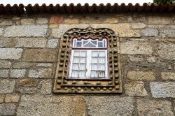 Una finestra in stile manuelino lungo un vicolo del borgo di Linhares da Beira, Portogallo.

